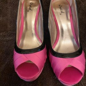 Black and pink size 6 stiletto. Gently use (twice).